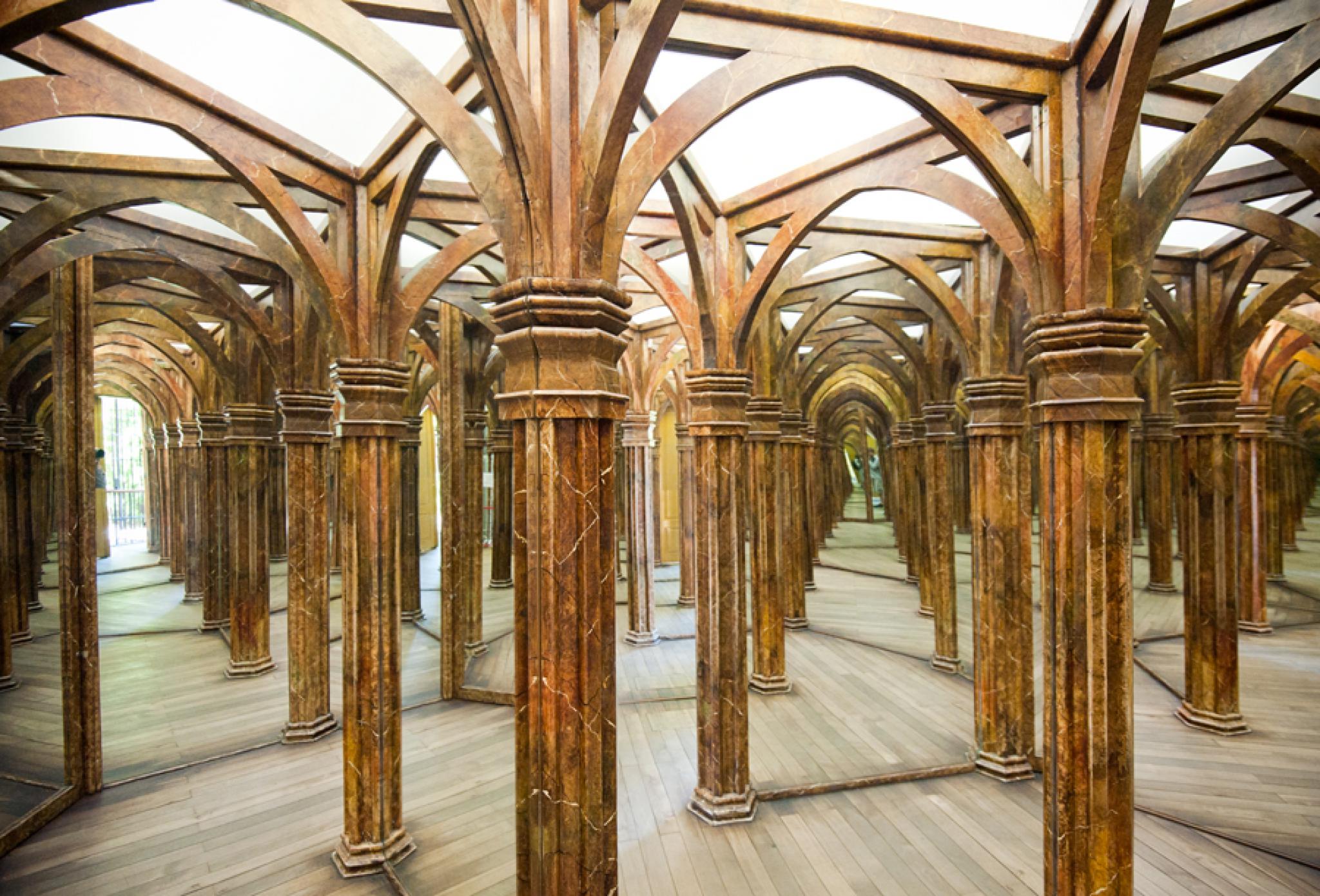 Зеркальный лабиринт на Петршине