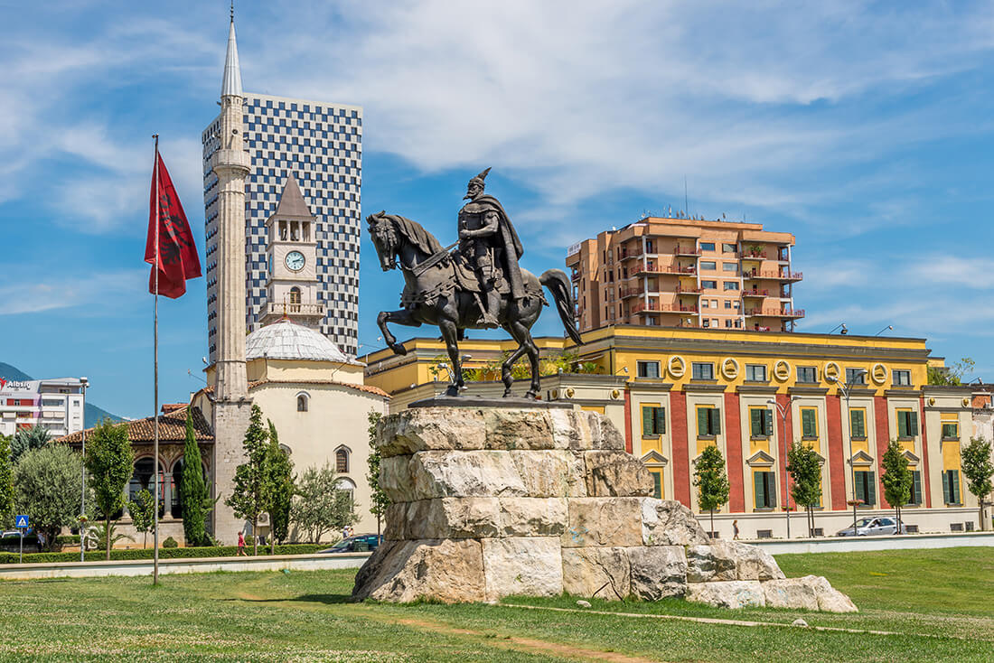 Площадь Скандербега и памятник Скандербегу