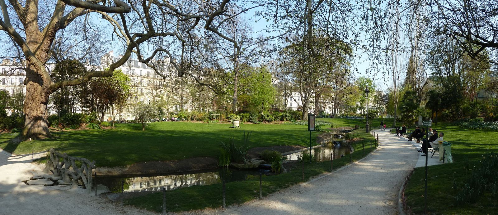 Парк Square des Batignolles в Париже
