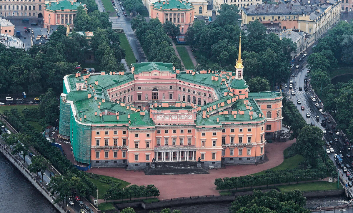 Михайловский замок в Петербурге