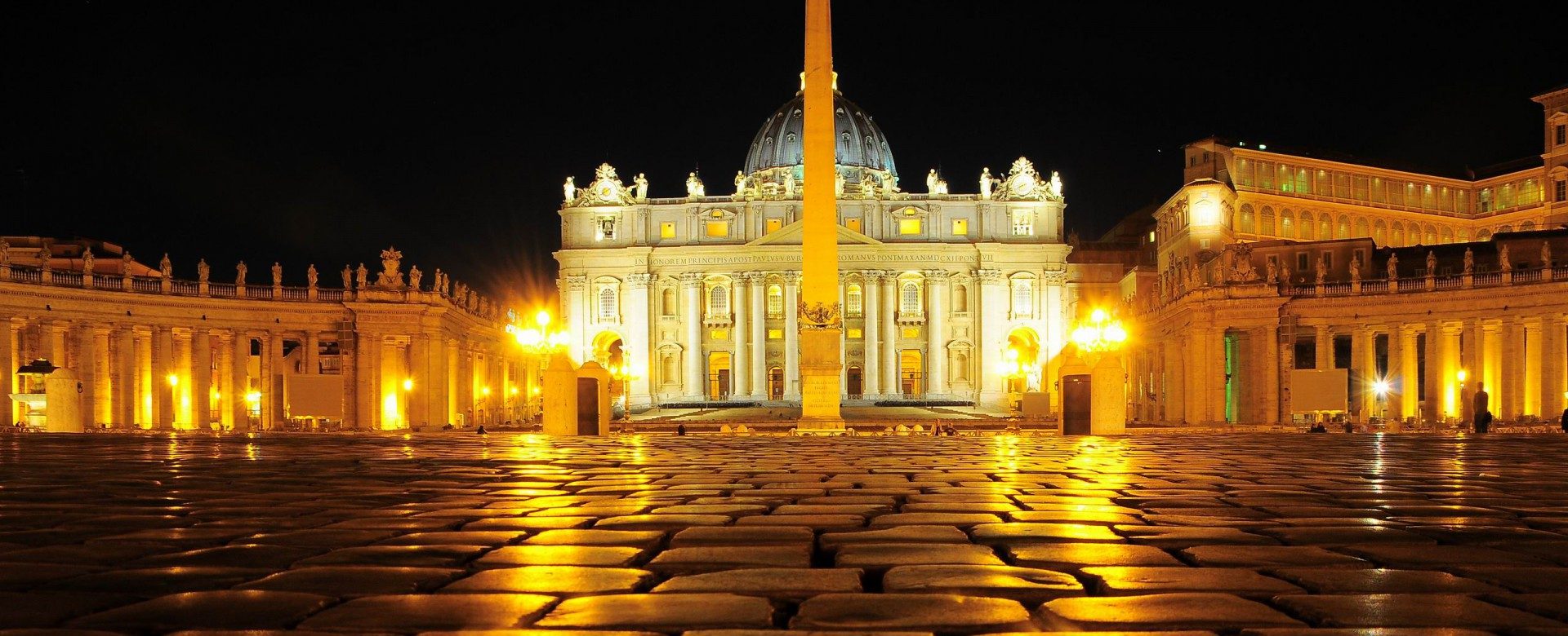 Ватикан ночью