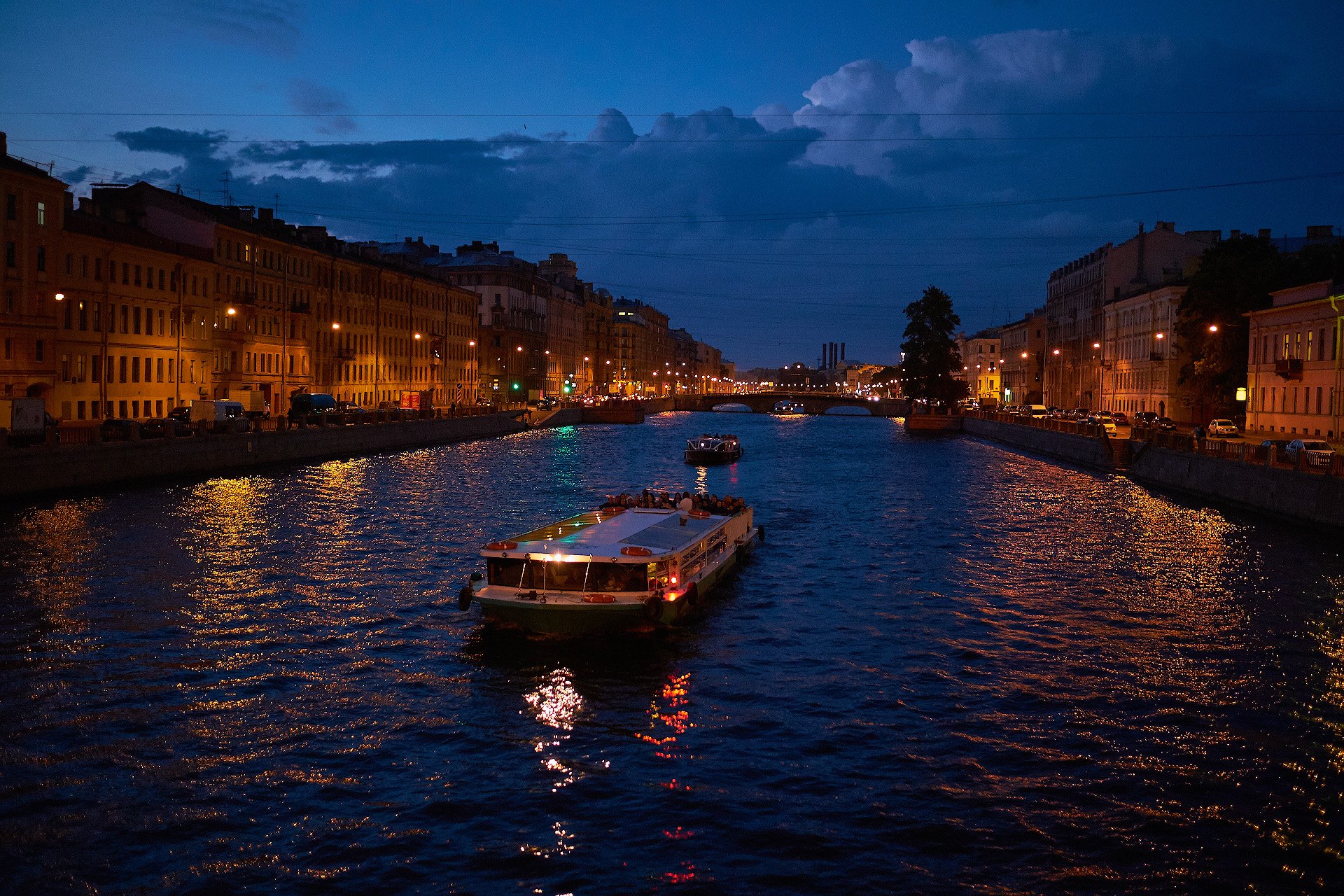 Ночные прогулки на кораблике