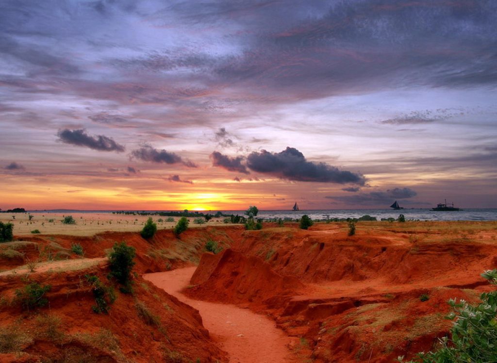 Красные и Белые дюны в Муйне: как добраться, когда ехать и что учесть