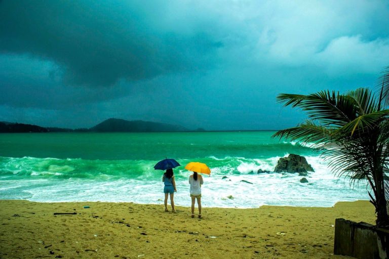 Пхукет в сезон дождей: чем заняться, если пошёл тропический ливень