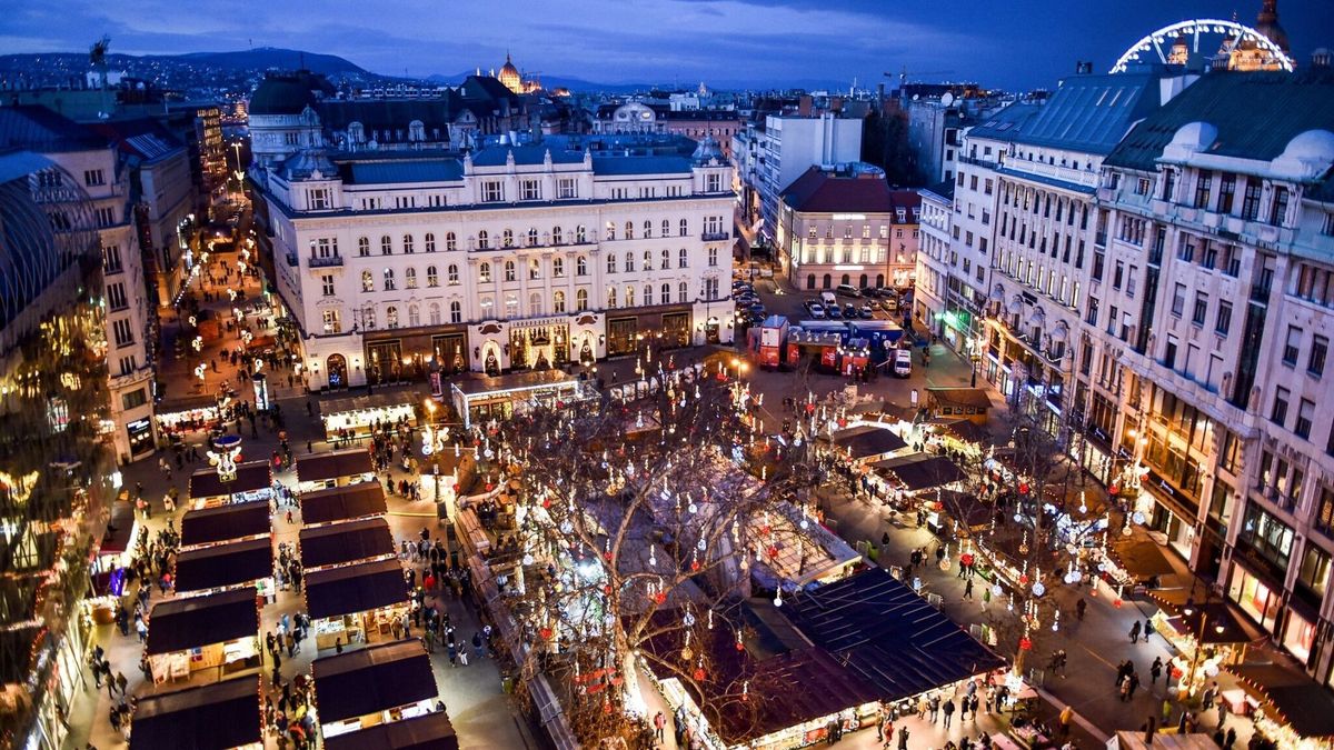 Площадь Вёрёшмарти в Рождество