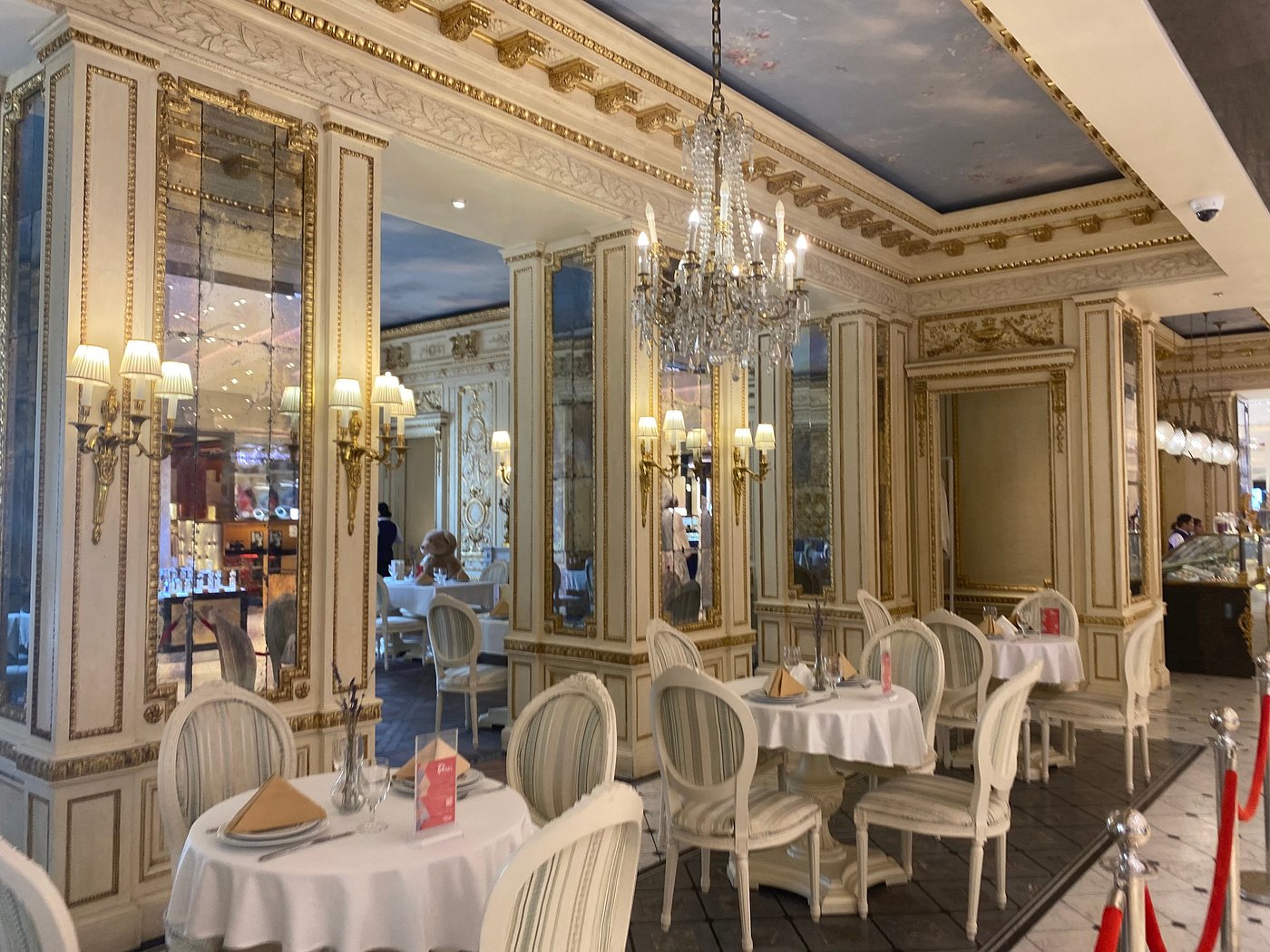 Кафе внутри галереи Лафает в Дохе