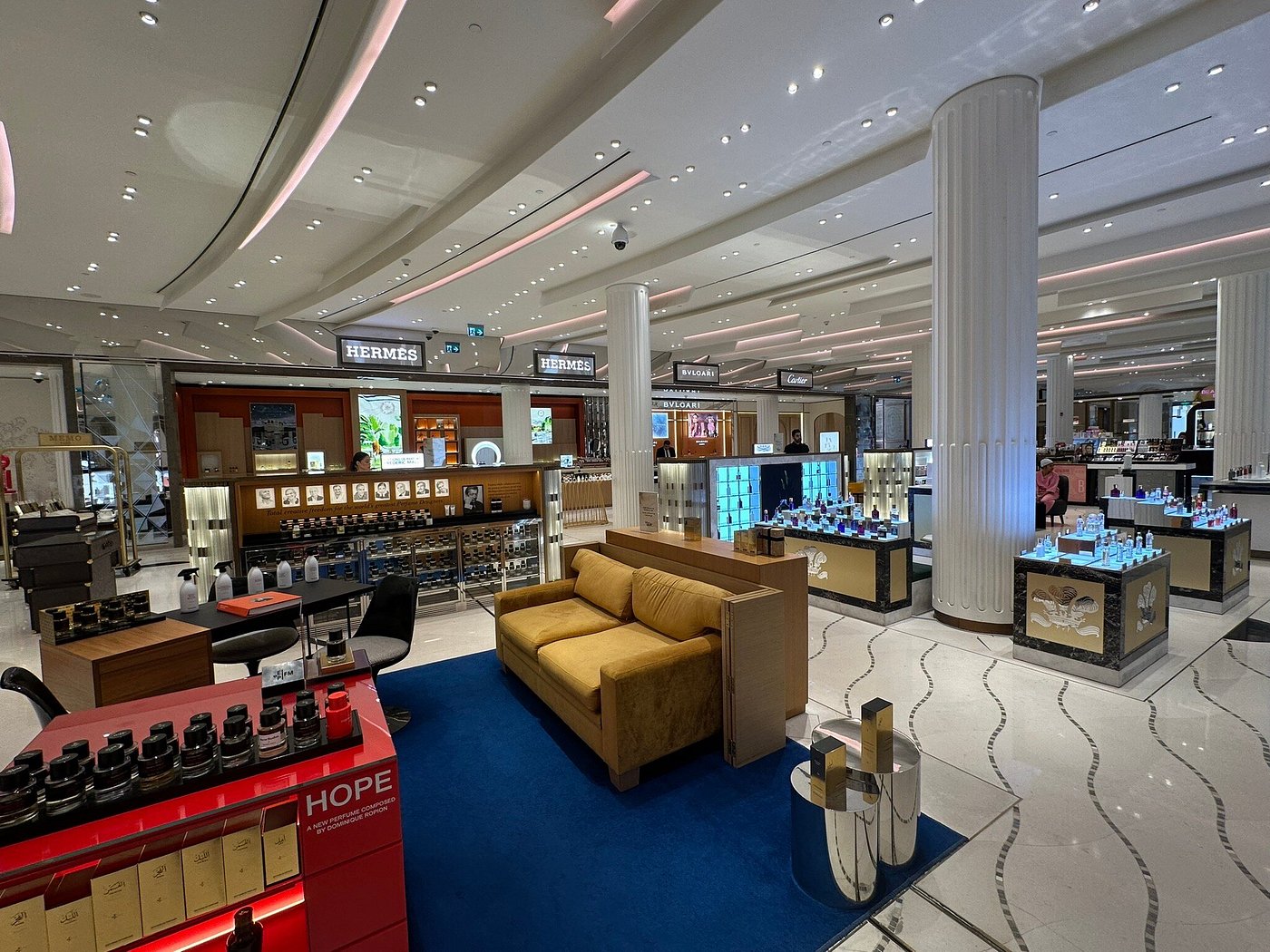 Внутри галереи Лафает